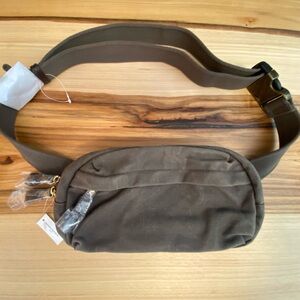 NWT Banana Republic Men’s/Women’s Waxed Canvas Sling Bag in Taupe